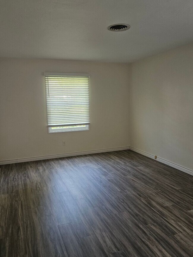 Building Photo - 140 G Ave