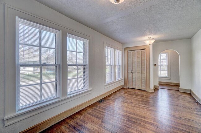 Building Photo - 404 Chautauqua Ave