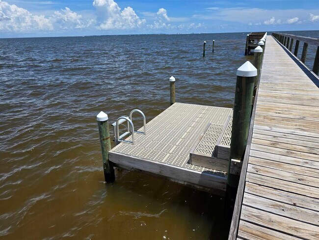 Building Photo - 825 Bayshore Dr
