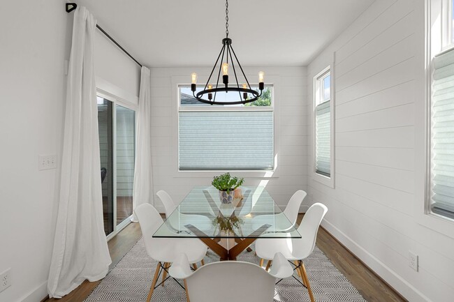 Building Photo - Stunning Rental In Charlotte Parkside