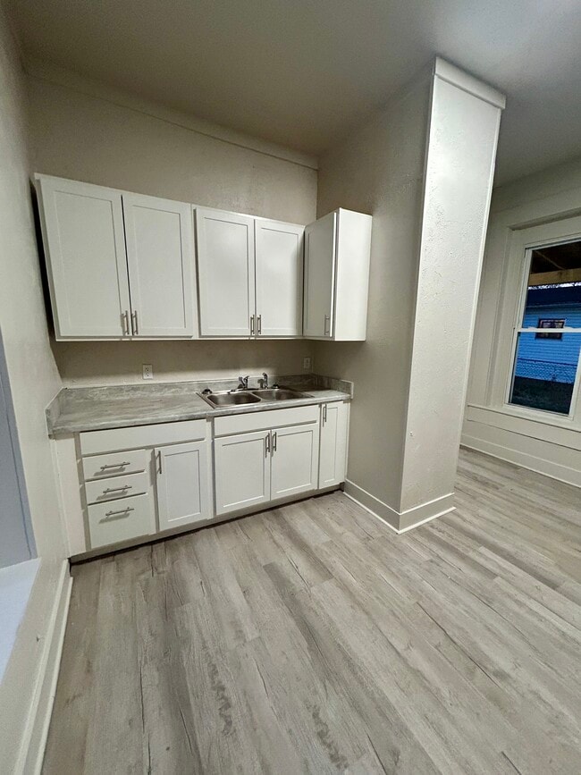 Building Photo - 618 Woodlawn Ave