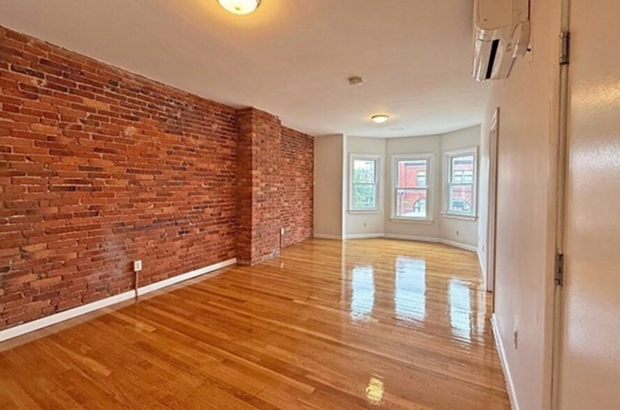 Building Photo - 164 Broadway