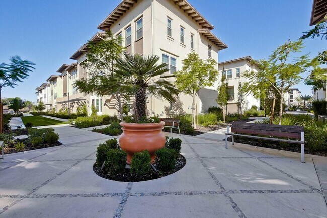 Building Photo - Spacious 4 bedrooms 4.5 bath town home for...