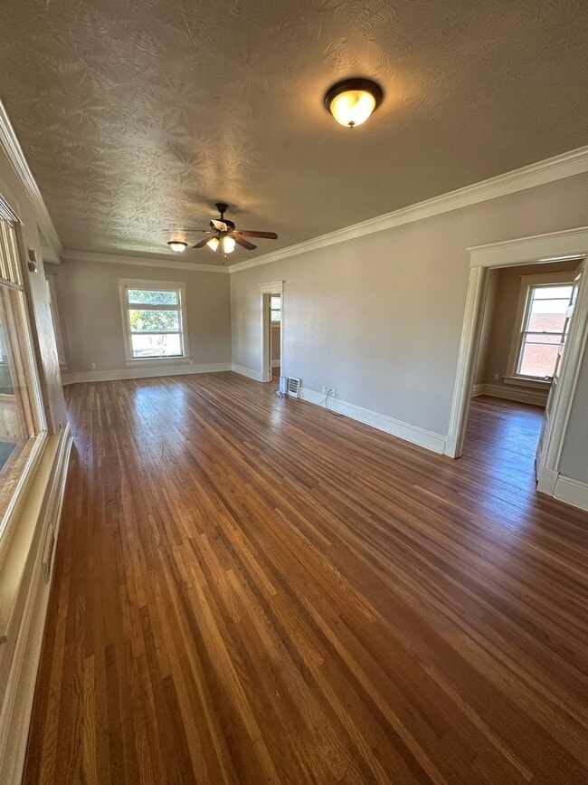 Building Photo - Amazing 3 bedroom home avail NOW