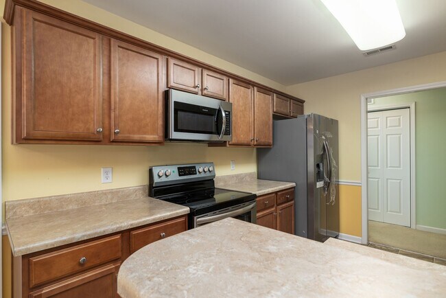 Building Photo - Charming Residence with Modern Amenities and Community center access