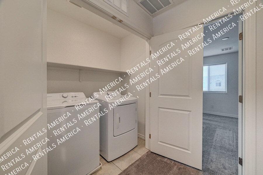 Building Photo - 374 Yellow Finch Ln