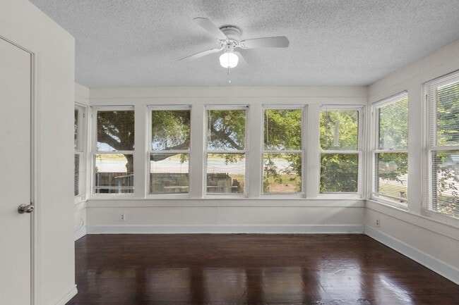 Building Photo - Charming 3 bedroom 1940's bungalow!