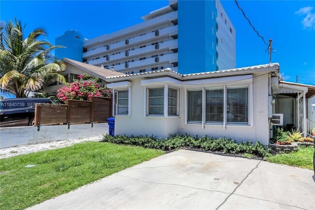 Building Photo - 326 Van Buren St