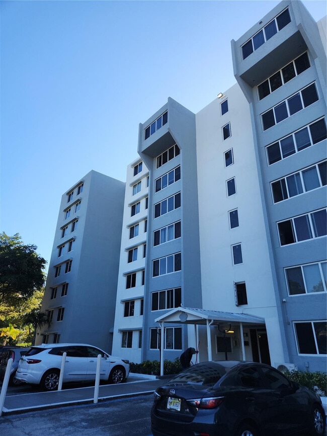 Building Photo - 9001 SW 77th Ave