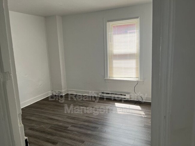 Building Photo - 119 E Scull St