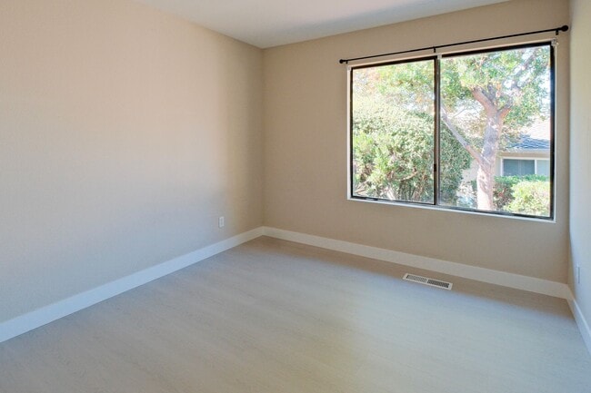 Building Photo - Spacious 3 Bedroom 2 Bath townhome for ren...