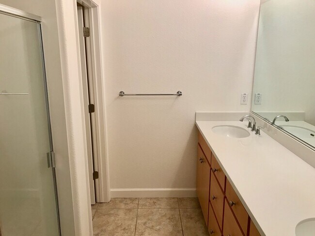 Building Photo - Meticulously Maintained 3 Bed 3 Bath Townh...