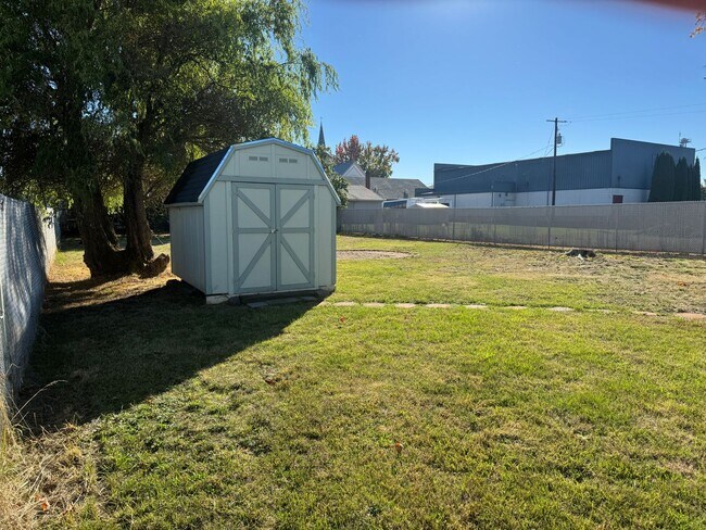 Building Photo - Super cute 2 bedroom, 1 bath house!