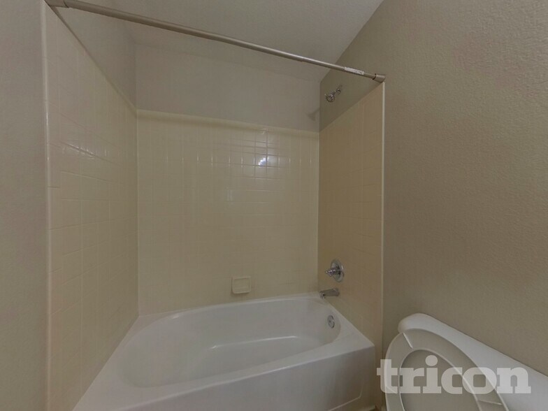 Building Photo - 1933 Prairie Hill Dr