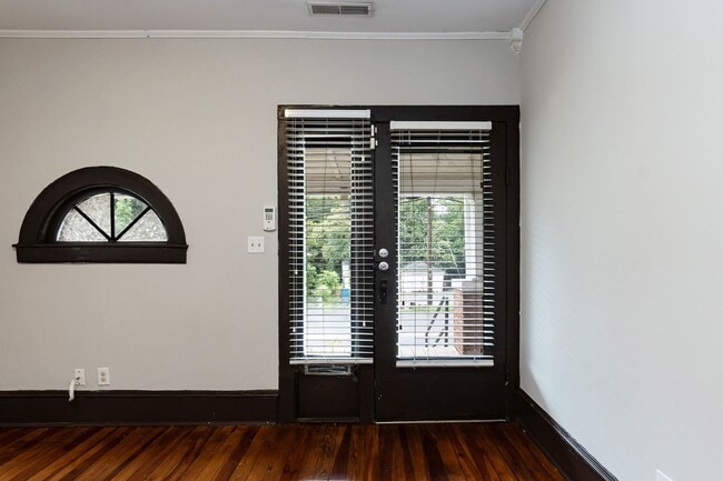 Building Photo - Three Bedroom Home!