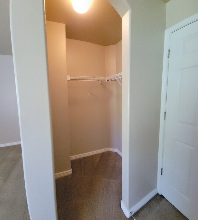Building Photo - Townhome in prime location