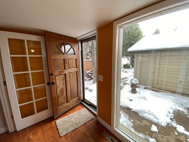 Building Photo - 4 Bed 3.5 Bath Wonderland Hill Townhouse