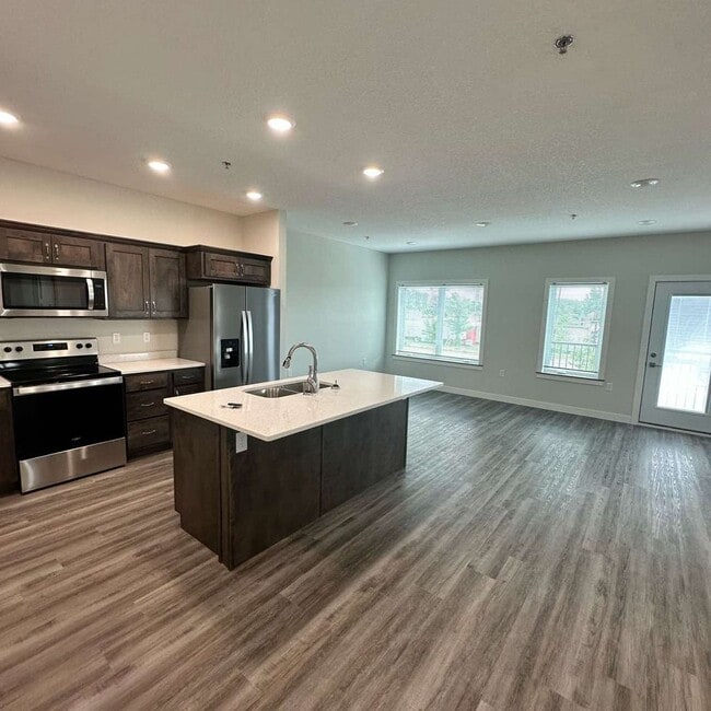 Building Photo - One Bedroom Bixby Condo