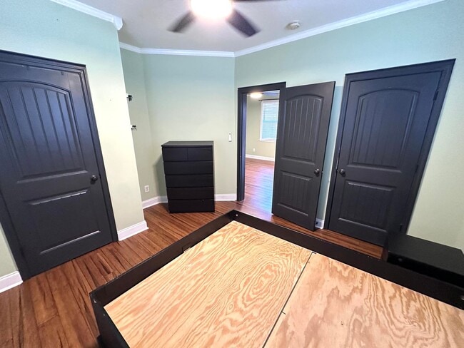 Building Photo - 2 Bedrooms, 1 Bathroom - House in Celanease!