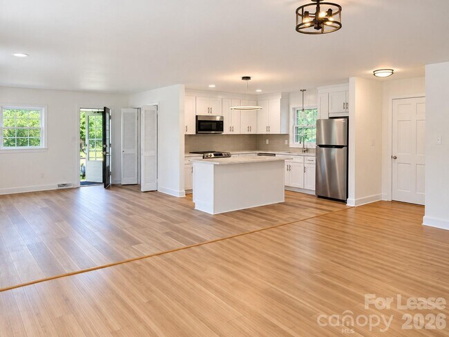 Building Photo - 7500 Thorncliff Dr