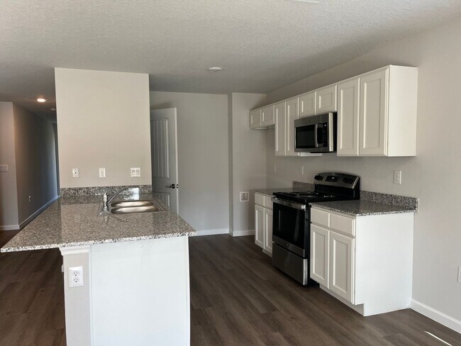 Building Photo - Beautiful 4 Bedroom Home with Huge yard!