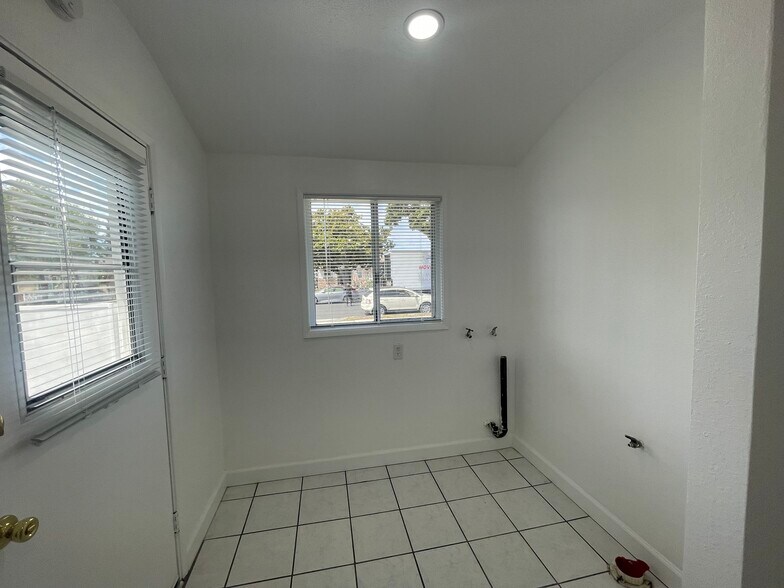 Laundry hookup - 12212 Everest St
