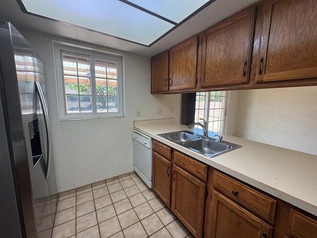 Building Photo - 1205 E Cottonwood Dr