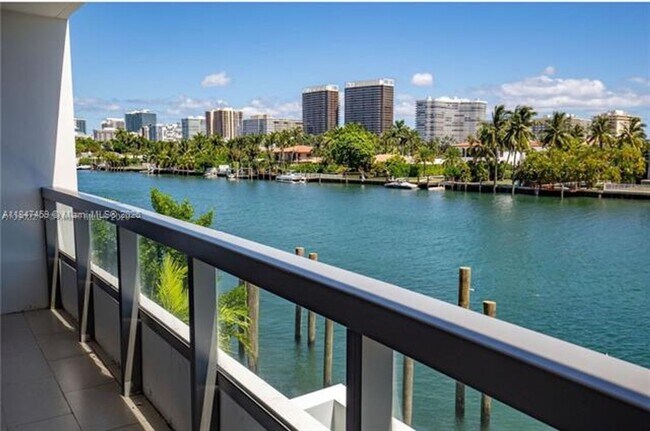 Building Photo - 9261 E Bay Harbor Dr