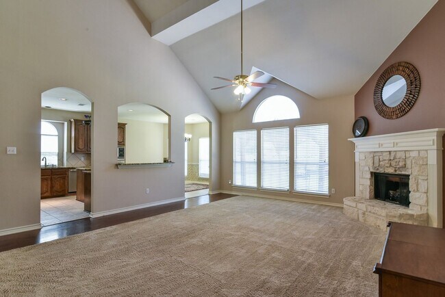 Building Photo - Large Mansfield High Home Centrally Located