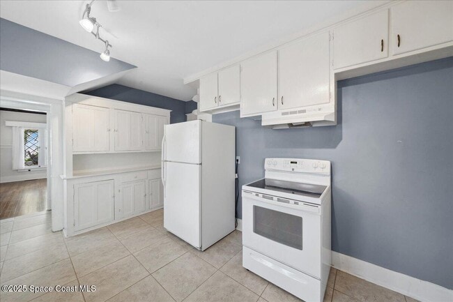 Building Photo - 1326 Riverside Dr