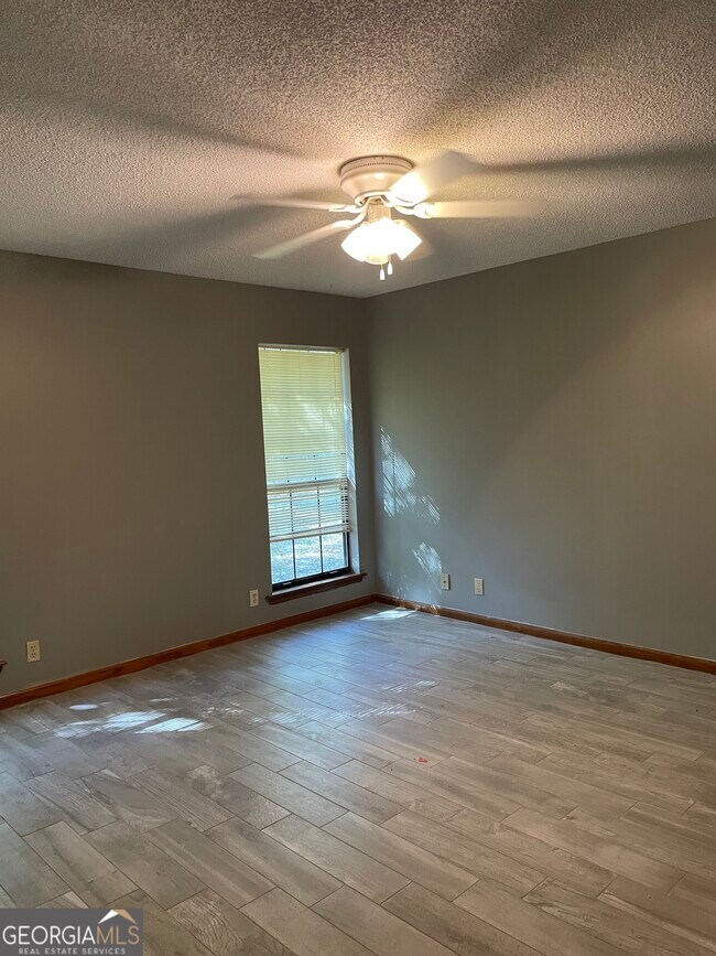 Building Photo - 211 N Woodvalley Dr