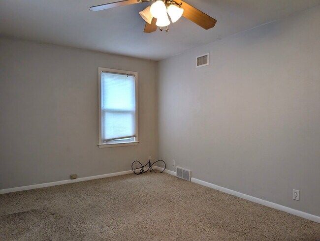 Building Photo - Beautiful 5 Bedroom 2 Bathroom Neenah Lake Home
