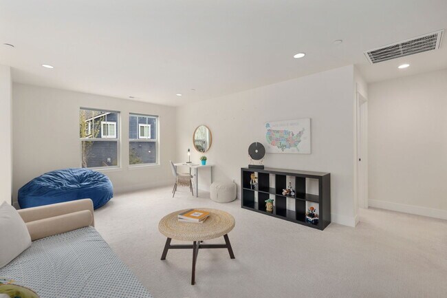 Building Photo - **North-Facing Luxury Home with Sunroom, A/C & Smart Home Features in Sammamish** Available NOW f...