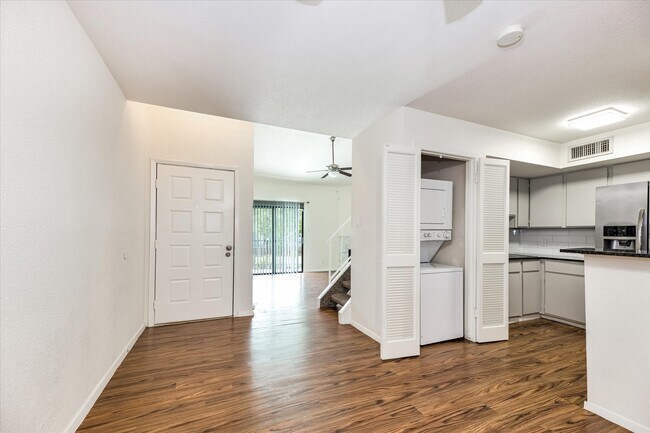 Building Photo - 10811 Richmond Ave.