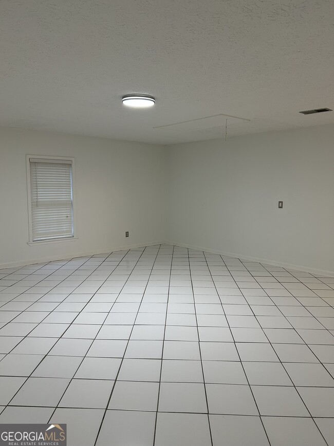 Building Photo - 717 Shore Dr