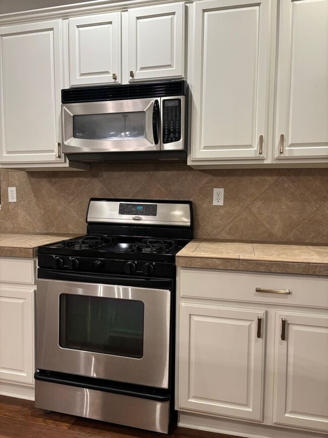 Building Photo - Wonderfully Designed Craftsman Home with P...