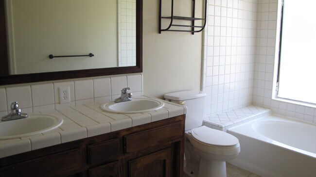 Building Photo - Home for Rent with Solar North Bakersfield