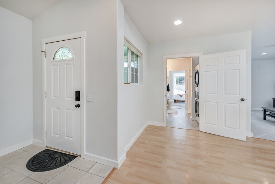 Building Photo - 438 S Ella Ave