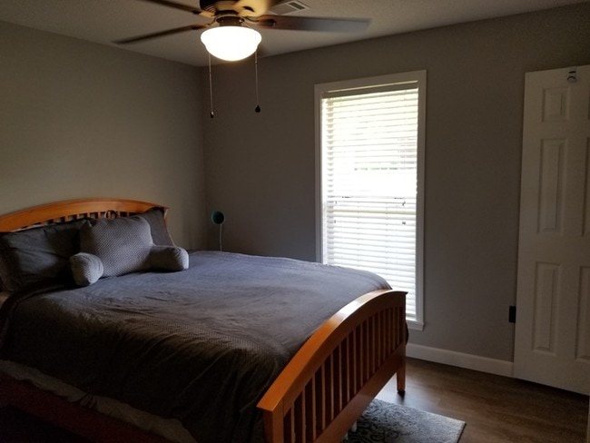 Building Photo - 2000 Ridgewood Dr