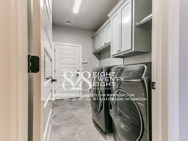 Building Photo - ABSOLUTELY STUNNING 4 BD/3 BATH HOME IN WI...