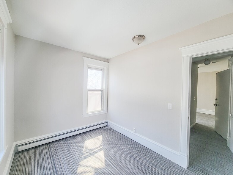 Building Photo - 644 Van Buren St NE