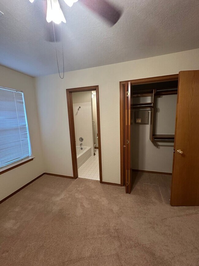 Building Photo - 4 Bed, 2.5 Bath Brick home with 2 car garage