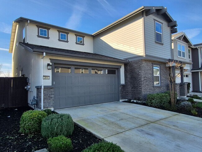 Building Photo - Gorgeous 4 Bedroom 3.5 bath with loft