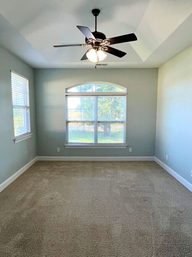 Building Photo - 4/2 with access to amenities, close to base!!