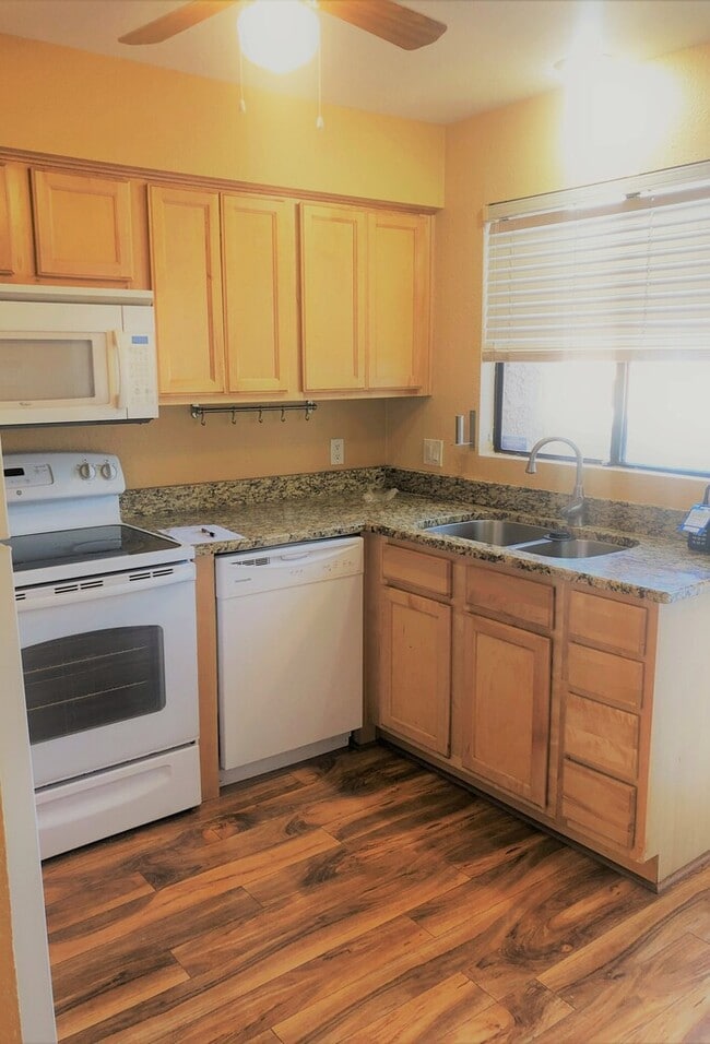 Building Photo - Quaint condo located in the heart of Glendale