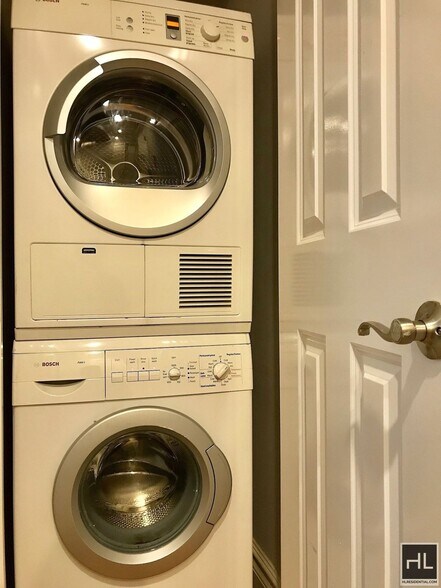 Building Photo - STUNNING MIDTOWN WEST 3 BEDROOM - WON'T LA...