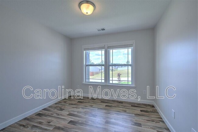 Building Photo - 1303 Lindale Pl
