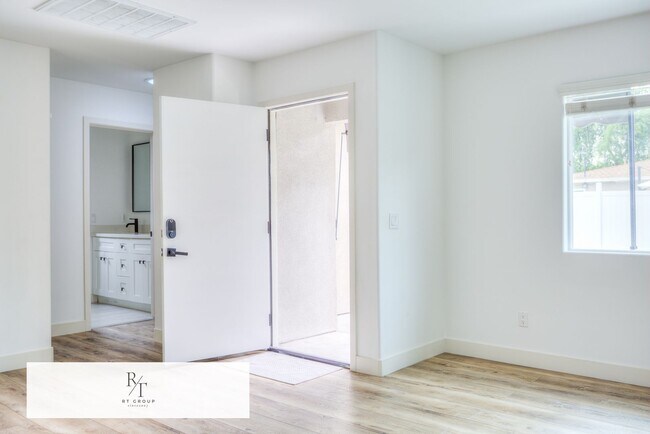 Building Photo - Bright 2BD Back House in Temple City Unified School District – Washer/Dryer Included. Separate En...