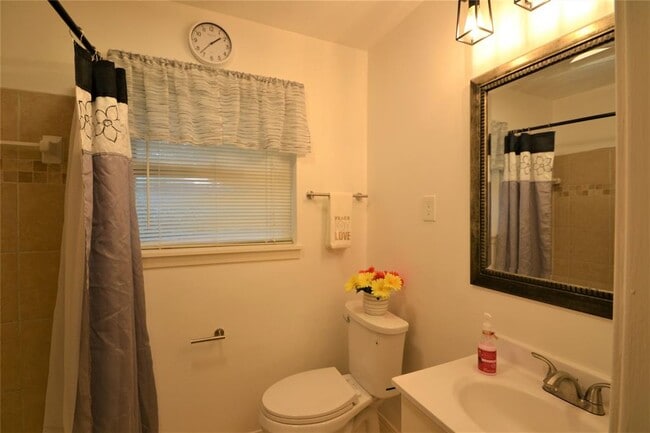 Building Photo - 5422 Kingfisher Dr