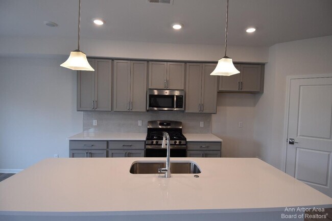 Building Photo - 105 Salt Springs Dr